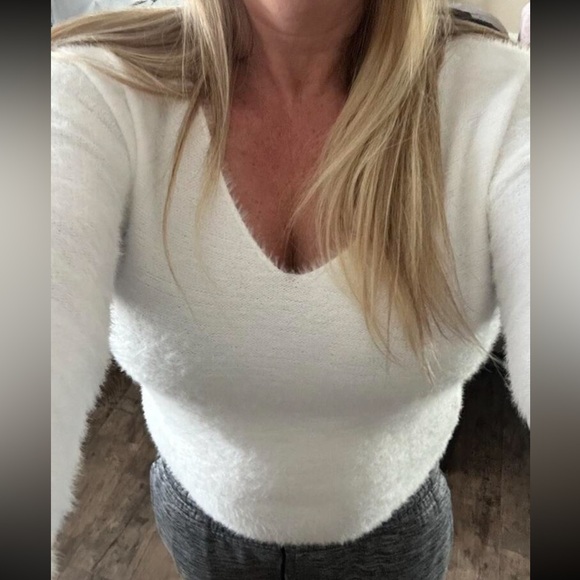 White Fuzzy V-Neck Pullover Knit Sweater Long Sleeve - Picture 10 of 12